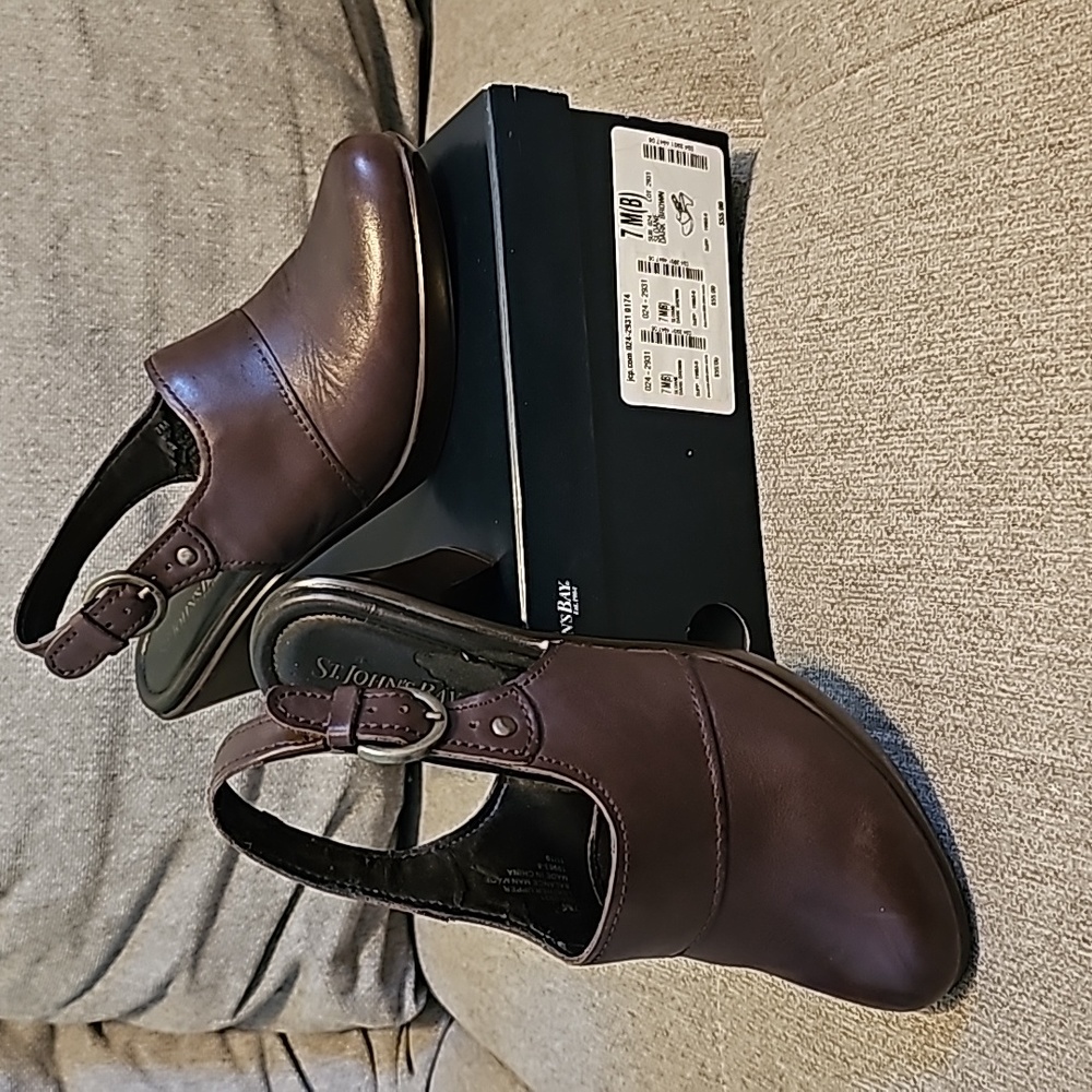 Women's leather clog shoes